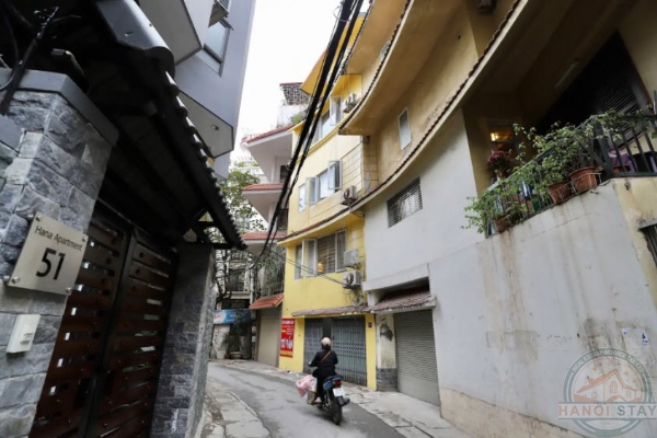 Apartment for rent in Linh Lang st, Ba Dinh, spacious living room, wooden floor 2