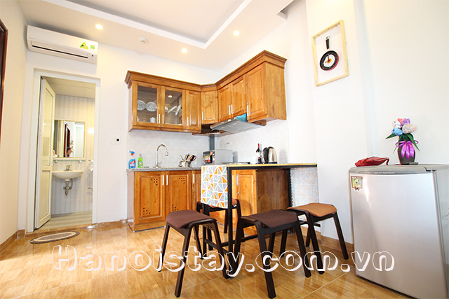 Cheap 2 bedroom Apartment for rent in Lac Long Quan street, Cau Giay 4