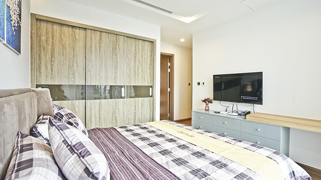 *Deluxe Four Bedroom Apartment For Rent in Vinhomes Metropolis, Beautiful Lake View* 33