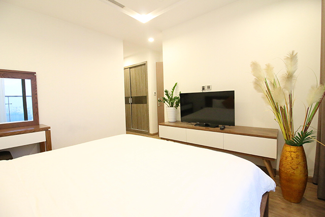*Elegant & Beautiful View Three Bedroom Apartment For Rent in Vinhomes Metropolis* 11