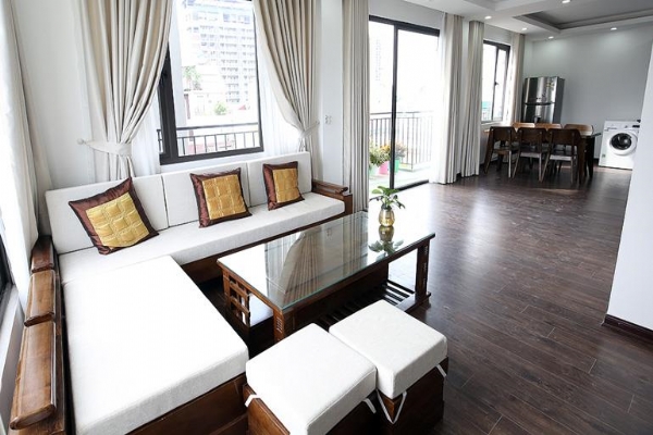*Experience super bright 2 bedroom apartment rental in Xuan Dieu street, Tay Ho*