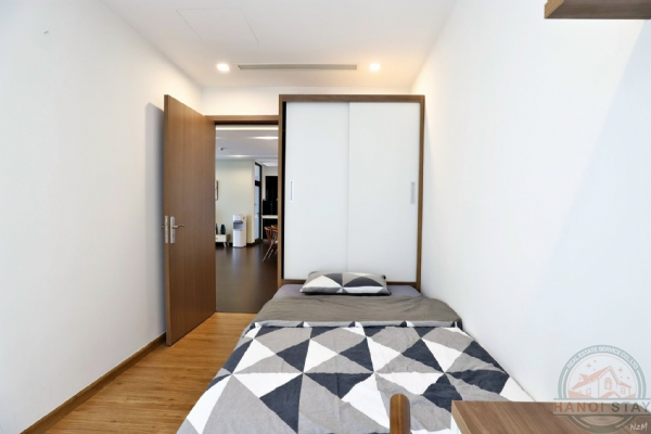 Lake view 4 bedroom apartment for rent in Vinhomes Metropolis 1