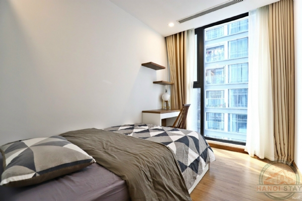 Lake view 4 bedroom apartment for rent in Vinhomes Metropolis 2