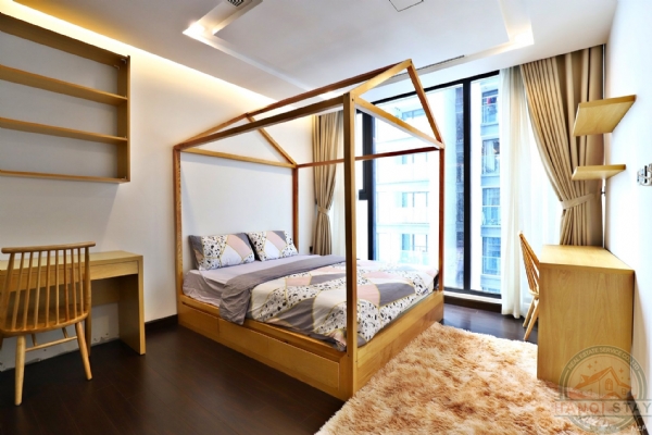 Lake view 4 bedroom apartment for rent in Vinhomes Metropolis 3