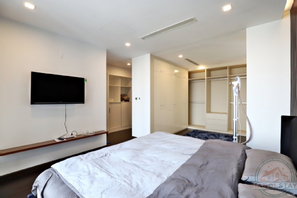 Lake view 4 bedroom apartment for rent in Vinhomes Metropolis 4