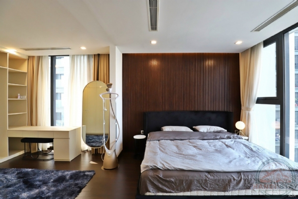 Lake view 4 bedroom apartment for rent in Vinhomes Metropolis 5