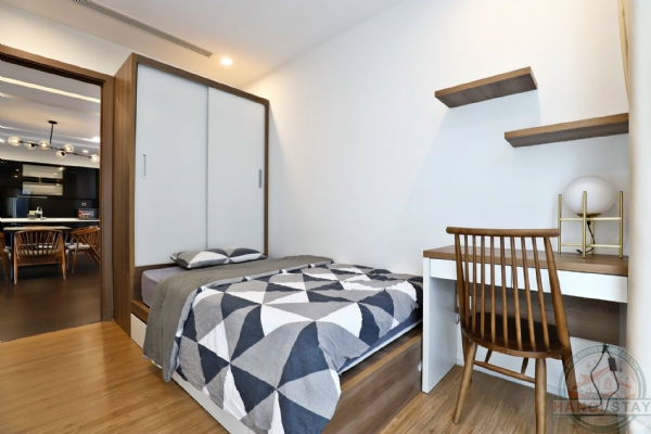 Lake view 4 bedroom apartment for rent in Vinhomes Metropolis 6