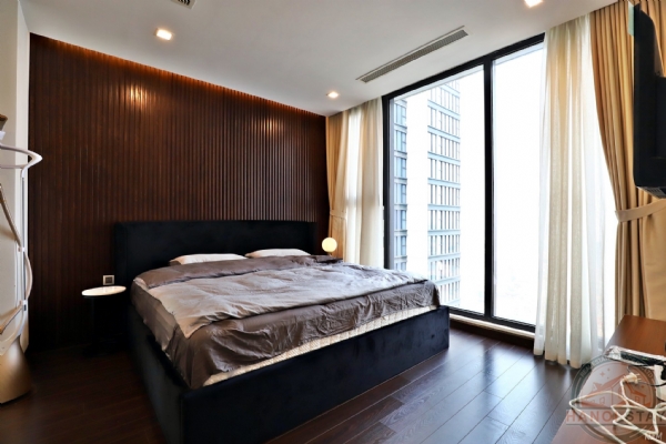 Lake view 4 bedroom apartment for rent in Vinhomes Metropolis 7