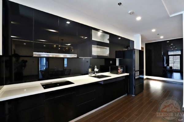 Lake view 4 bedroom apartment for rent in Vinhomes Metropolis 8