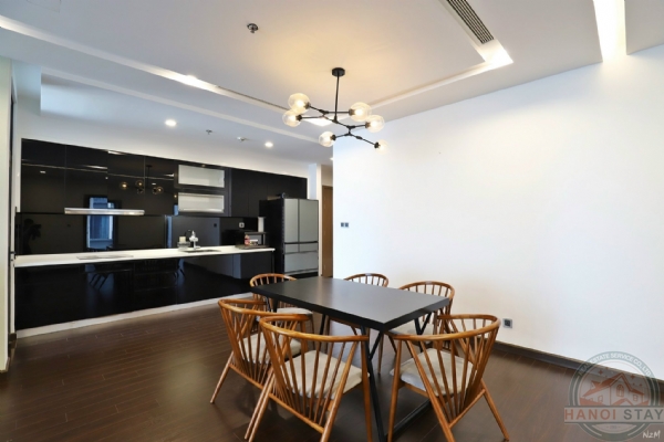 Lake view 4 bedroom apartment for rent in Vinhomes Metropolis 9