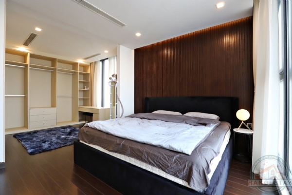 Lake view 4 bedroom apartment for rent in Vinhomes Metropolis 10