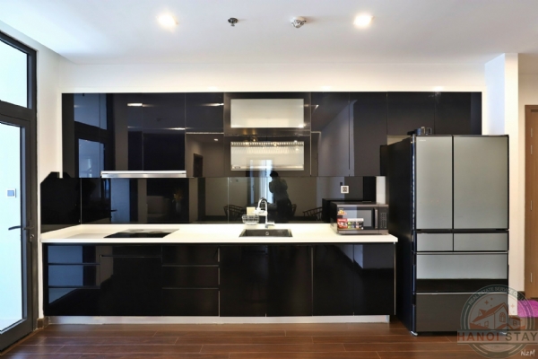 Lake view 4 bedroom apartment for rent in Vinhomes Metropolis 12