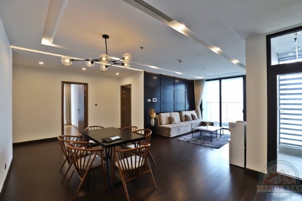 Lake view 4 bedroom apartment for rent in Vinhomes Metropolis 13