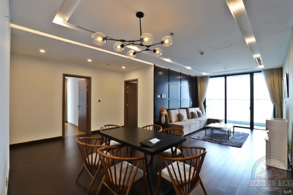 Lake view 4 bedroom apartment for rent in Vinhomes Metropolis 14