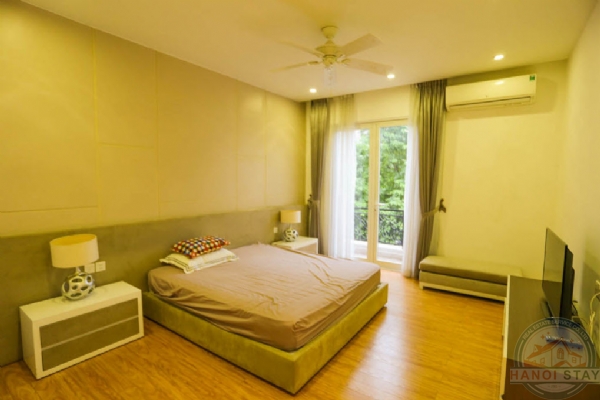 Large garden villa to rent in Hoa Sua in Vinhomes Riverside 10