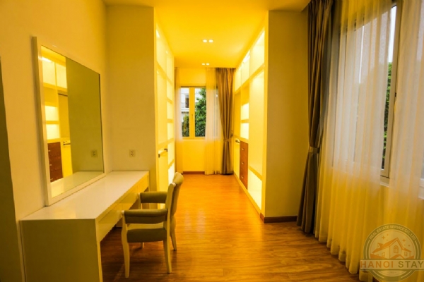 Large garden villa to rent in Hoa Sua in Vinhomes Riverside 11