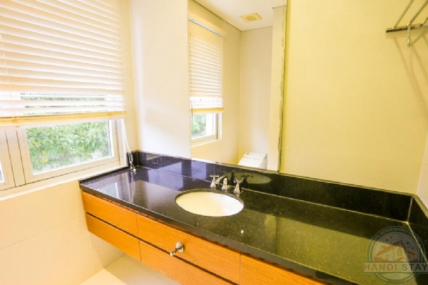 Large garden villa to rent in Hoa Sua in Vinhomes Riverside 8