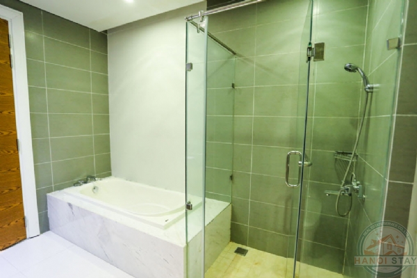 Large garden villa to rent in Hoa Sua in Vinhomes Riverside 13