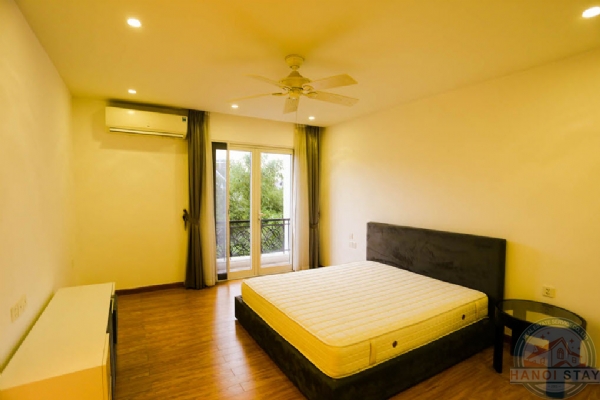 Large garden villa to rent in Hoa Sua in Vinhomes Riverside 14