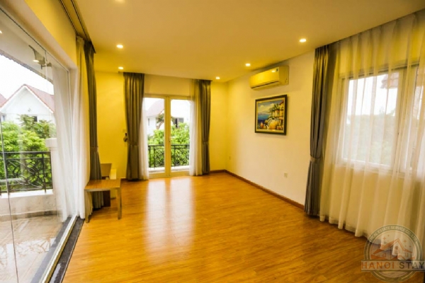 Large garden villa to rent in Hoa Sua in Vinhomes Riverside 17