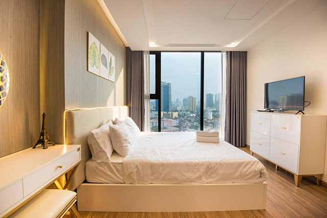 *Luxury, Bright, Modern Three Bedroom Apartment For Rent in Vinhomes Metropolis* 36