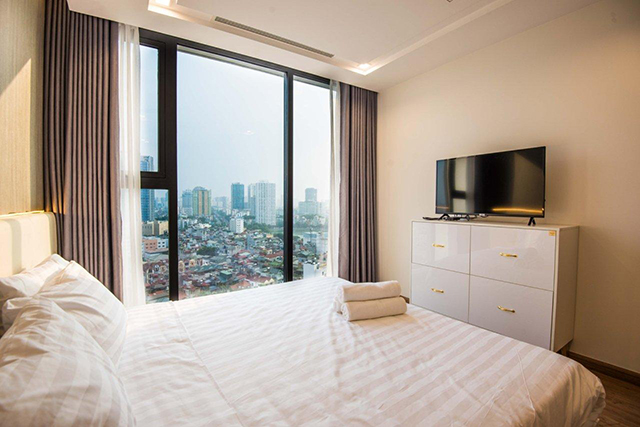 *Luxury, Bright, Modern Three Bedroom Apartment For Rent in Vinhomes Metropolis* 40