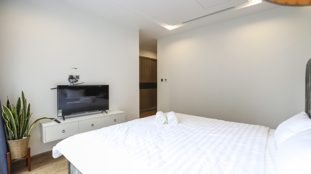 *Luxury Three Bedroom Apartment For Rent in Vinhomes Metropolis* 36