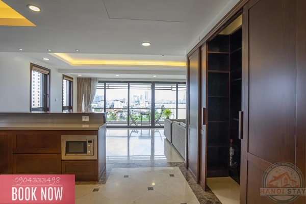 Spacious lake view 3 bedroom apartment for rent on Xuan Dieu street, Tay Ho 1