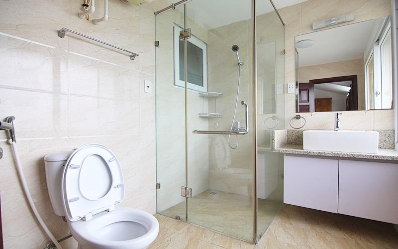Spacious rental two bedroom apartment in Tay Ho st, full furnished, Reasonable price 10