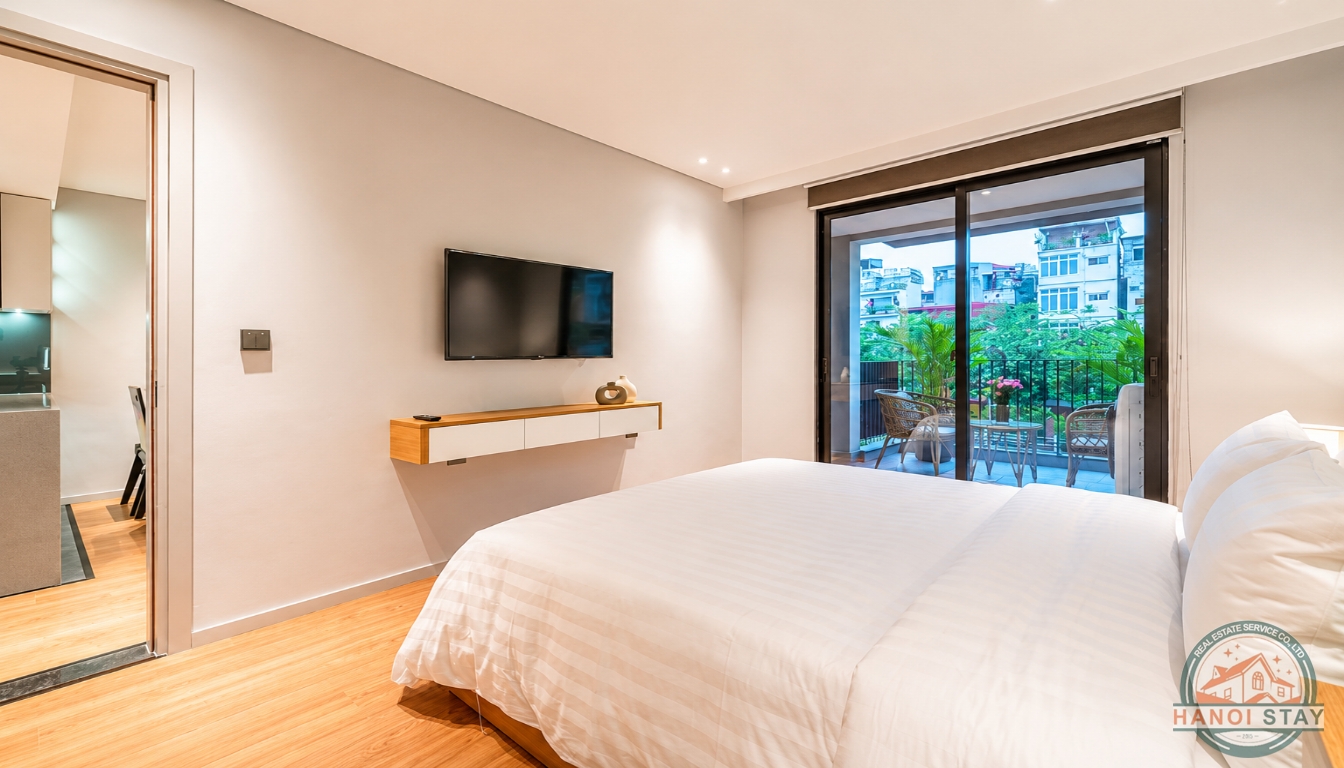 Lake View 03 Bedroom Apartment For Rent in Truc Bach Area, Ba Dinh 2